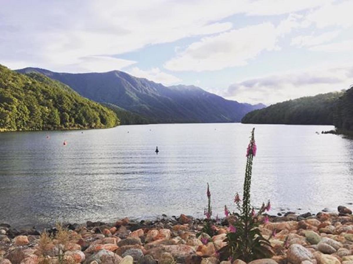 Mountains Edge Cabins Monowai Exterior foto